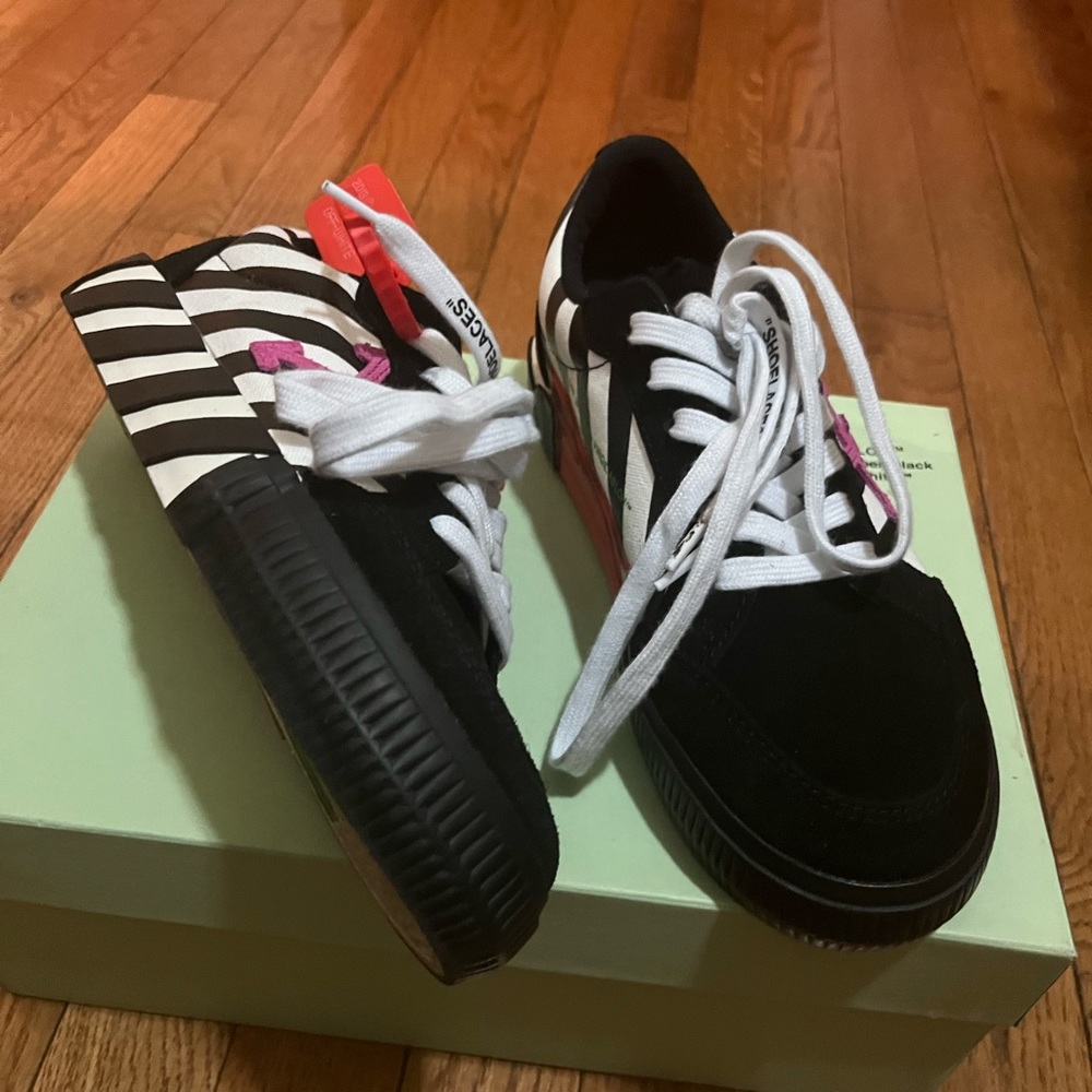 Hardly used off white black/white sneakers. Size 61/2. Great condition!